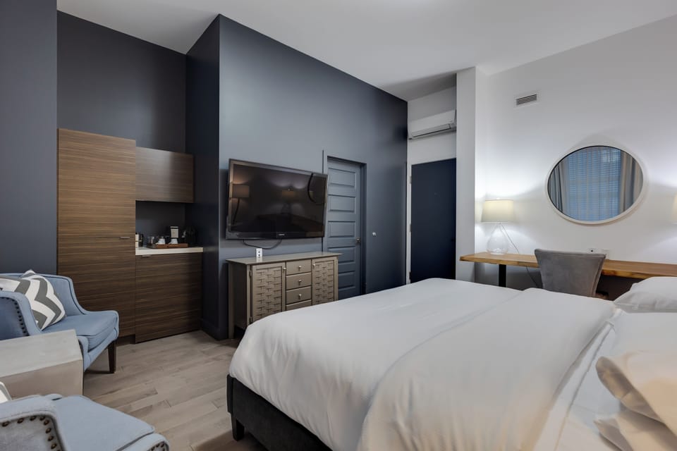 Superior Room, 1 King Bed | Hypo-allergenic bedding, in-room safe, soundproofing, iron/ironing board