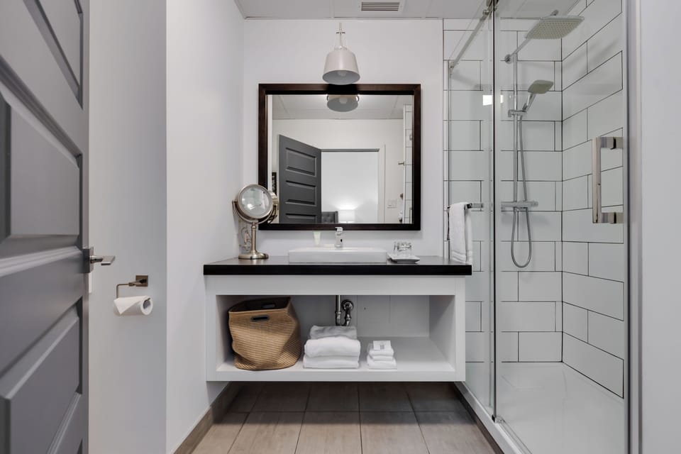 Superior Room, 1 King Bed | Bathroom | Free toiletries, hair dryer, towels, soap