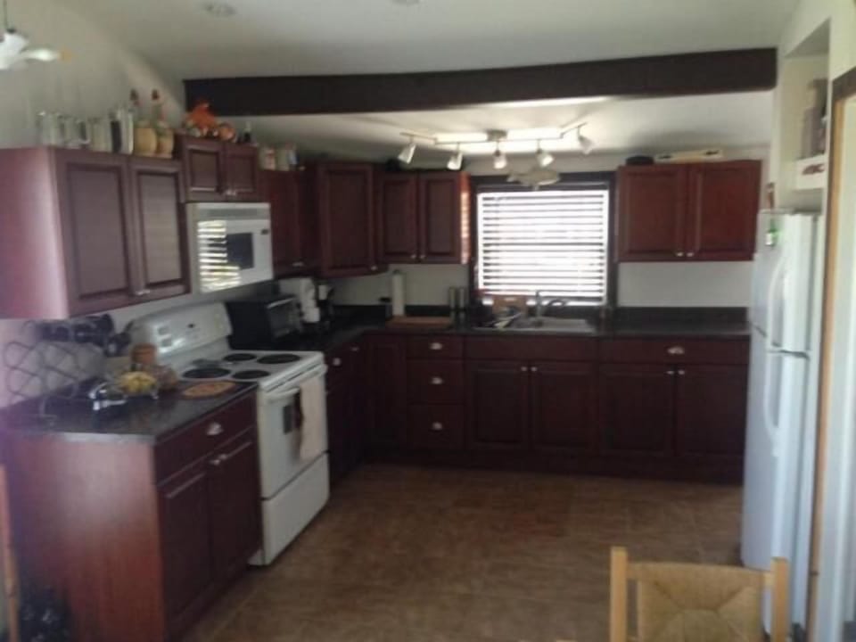 Cottage, 2 Bedrooms (RV on-site with additional beds) | Private kitchen | Fridge, microwave, oven, stovetop