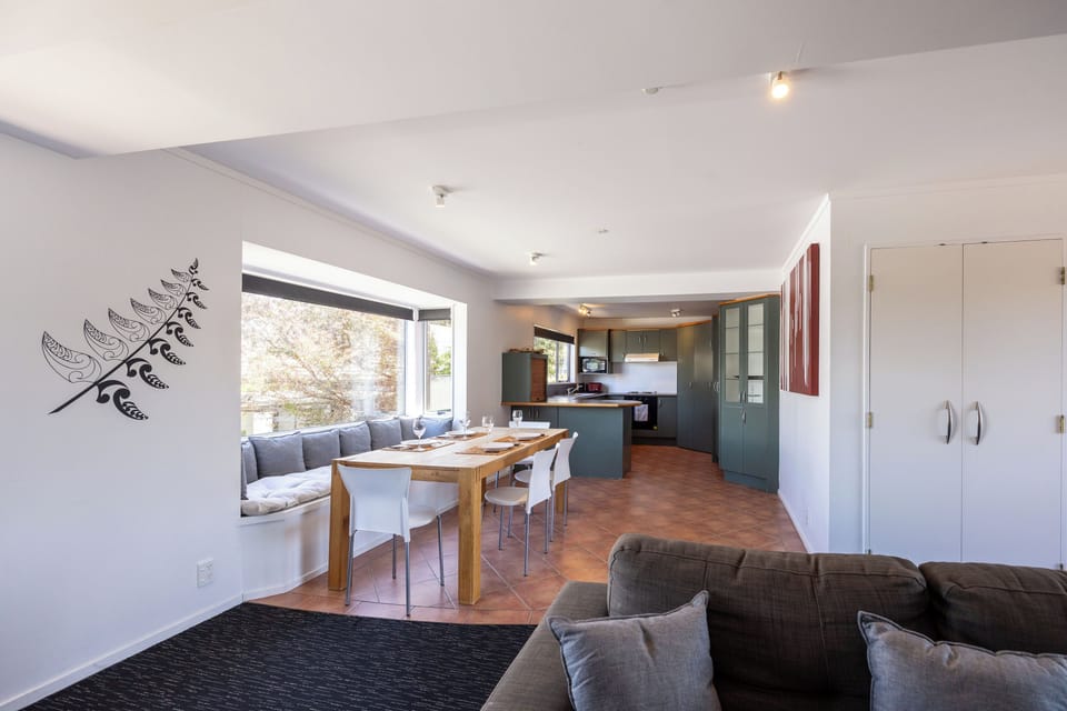 The Apartment | Hypo-allergenic bedding, free WiFi, bed sheets