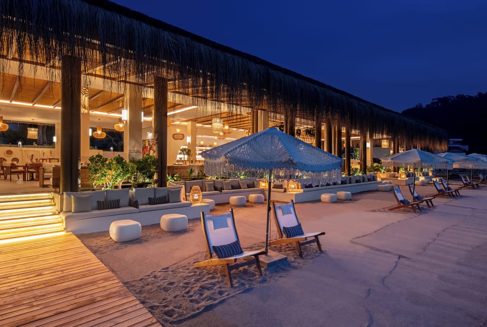 9 bars/lounges, 4 poolside bars, beach bar