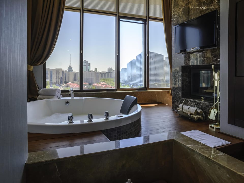 Premium Suite, 1 King Bed | Minibar, in-room safe, blackout drapes, soundproofing
