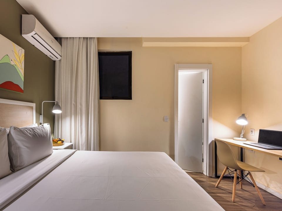 Studio | Hypo-allergenic bedding, pillowtop beds, minibar, in-room safe