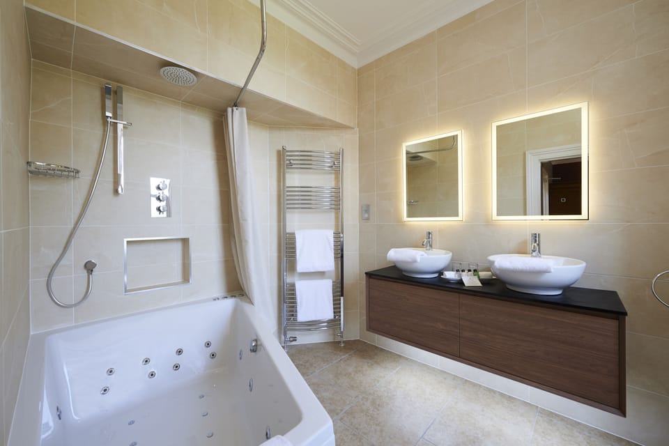 Executive Double Room | Bathroom | Combined shower/tub, designer toiletries, hair dryer, bathrobes