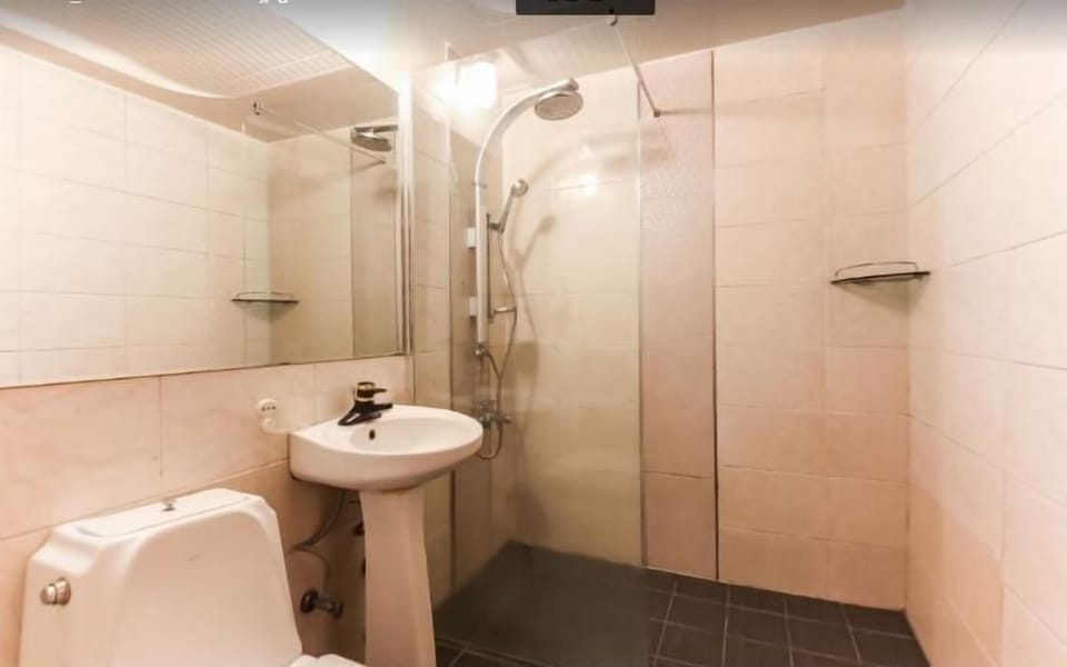 Deluxe Twin Room | Bathroom | Shower, hair dryer, bathrobes, slippers