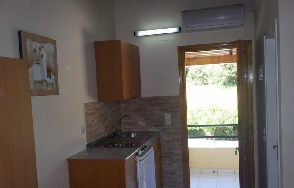 Fridge, stovetop, electric kettle, cookware/dishes/utensils