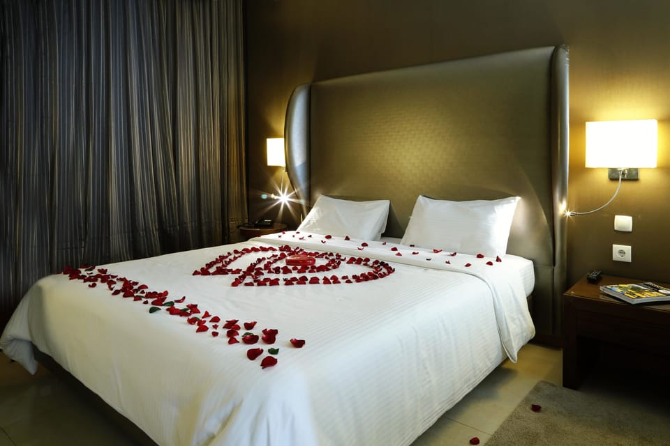 Standard Room | Minibar, in-room safe, desk, blackout drapes