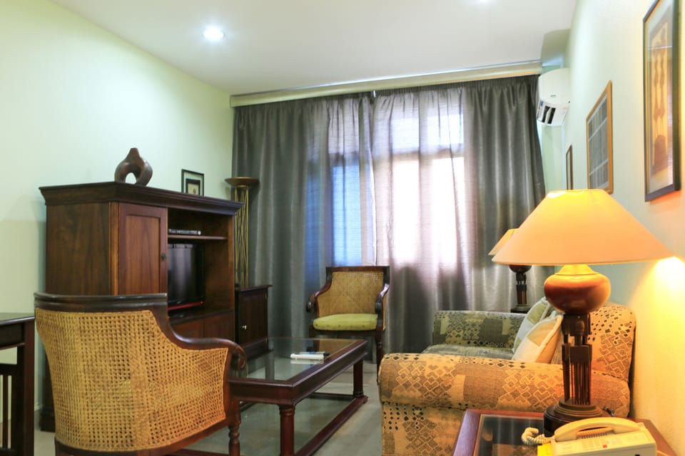 Luxury Suite | Minibar, in-room safe, desk, blackout drapes