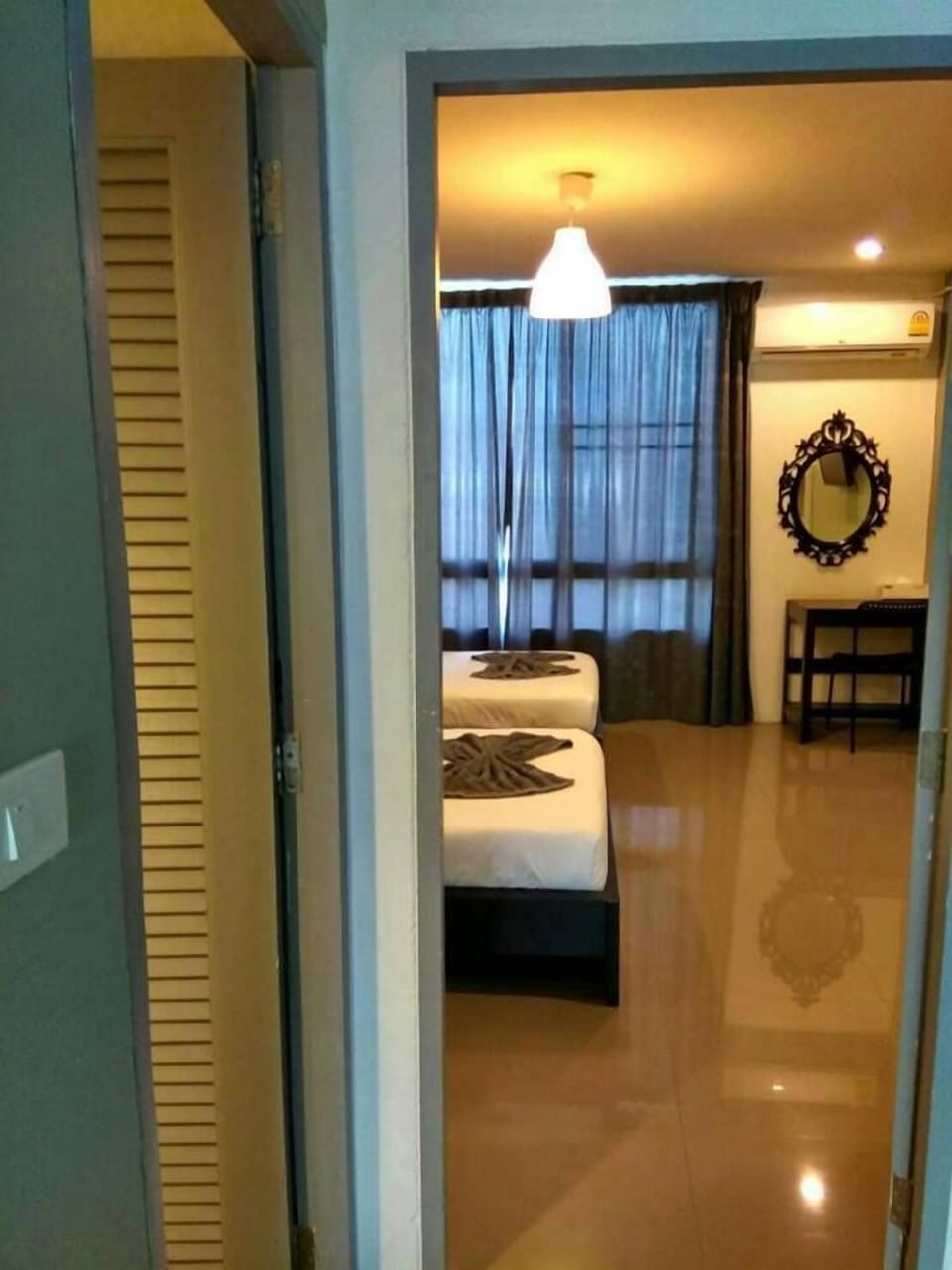 Twin Room | In-room safe, desk, WiFi (free), bed sheets