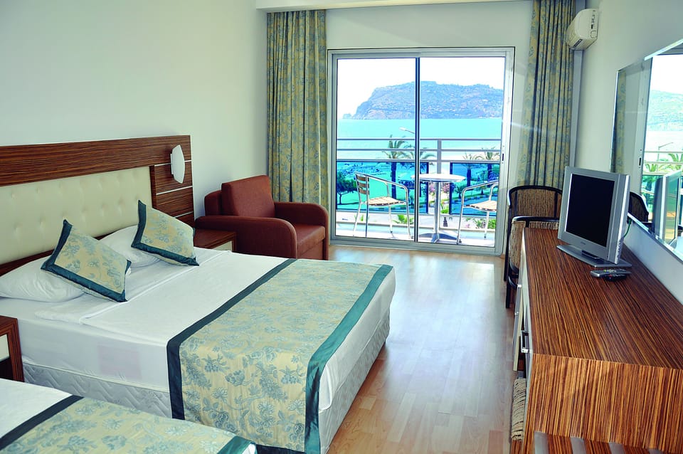 Premium bedding, minibar, desk, free WiFi