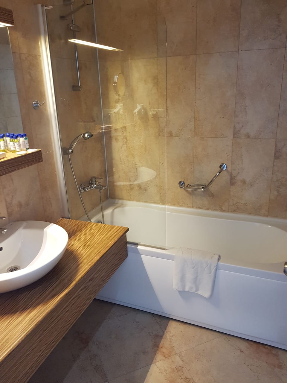Combined shower/tub, deep soaking tub, free toiletries, hair dryer