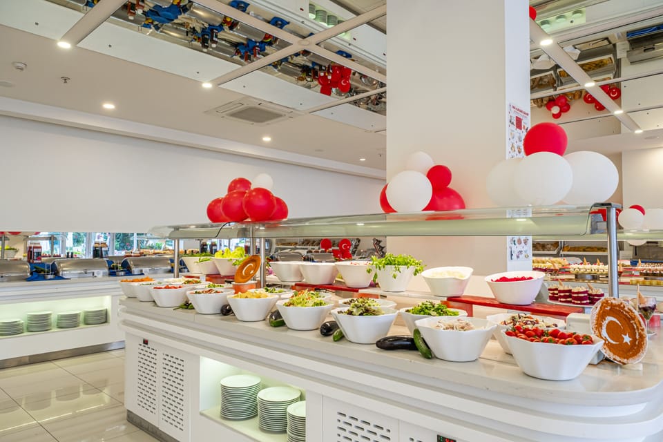 3 restaurants; breakfast, lunch, and dinner served