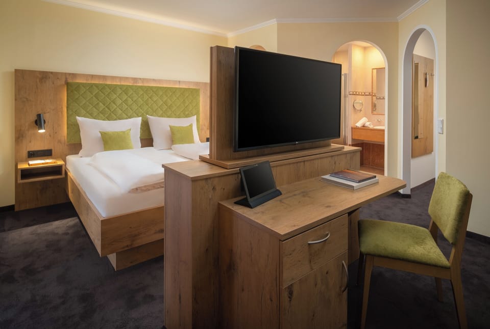 Hypo-allergenic bedding, in-room safe, WiFi, bed sheets