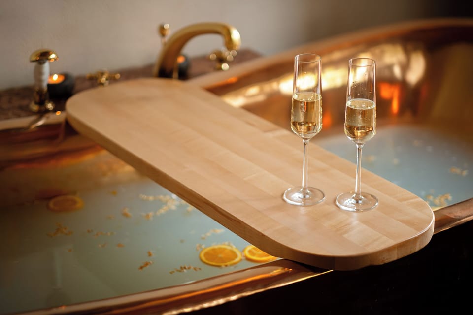 Sauna, hot tub, steam room, body treatments, aromatherapy