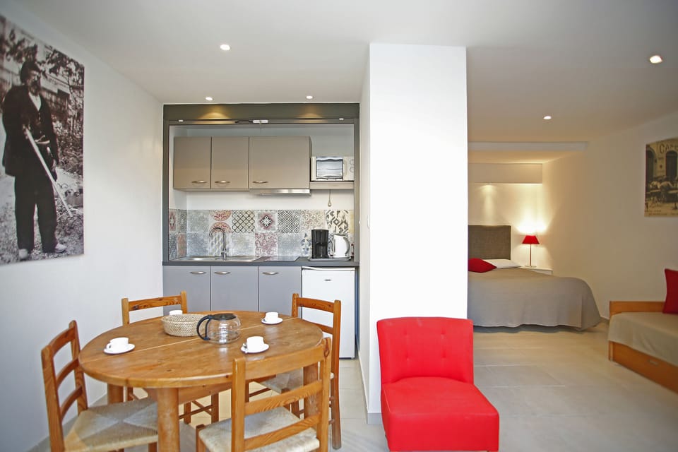Studio (3 People) | Living area | Flat-screen TV