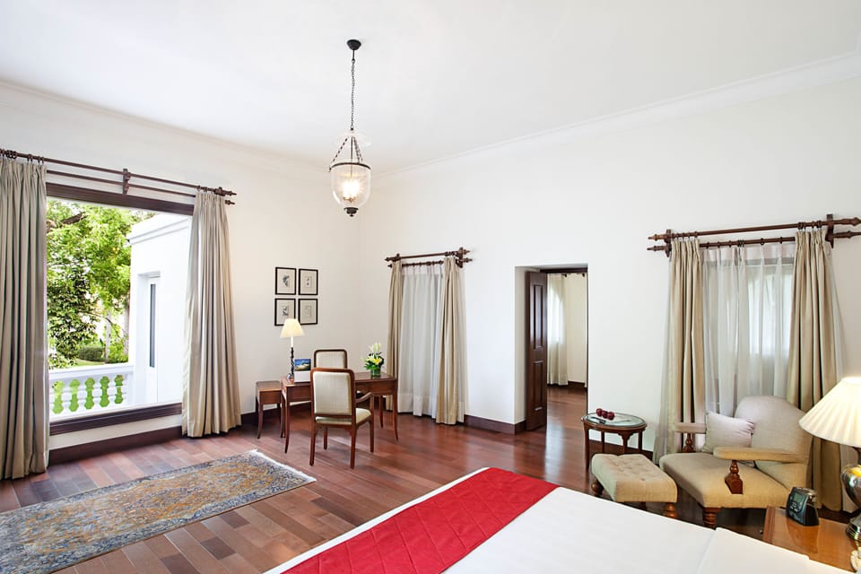 Luxury Suite with Living Room | Premium bedding, minibar, in-room safe, desk