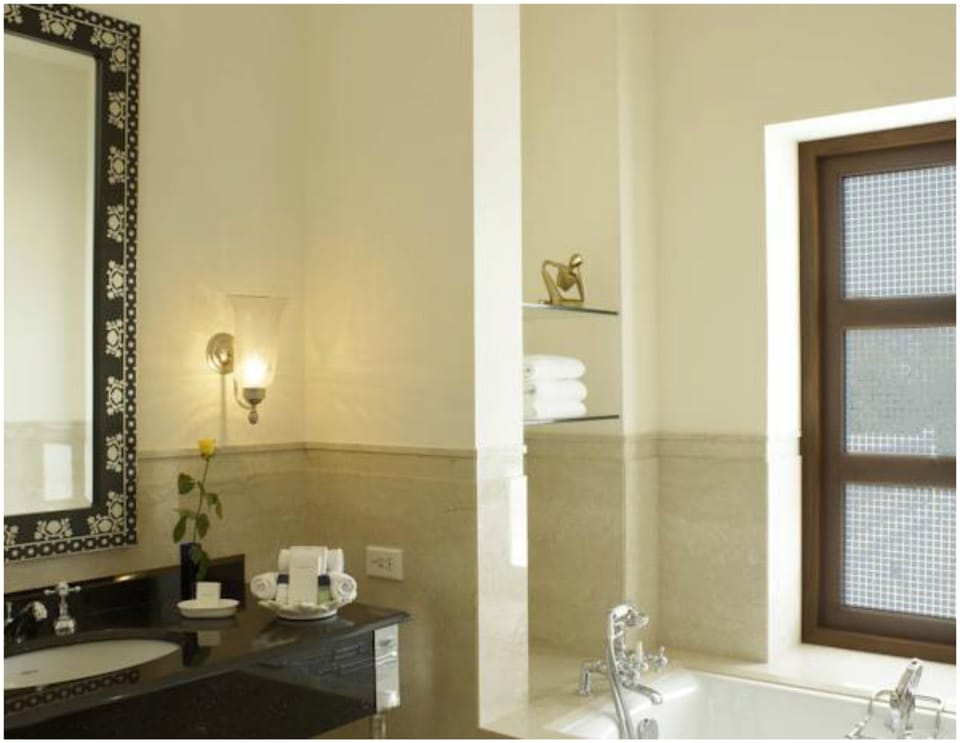 Deluxe Suite with Living Room | Bathroom | Combined shower/tub, free toiletries, hair dryer, slippers