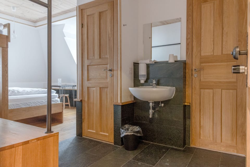 Double or Twin Room, Private Bathroom (Explorer) | Bathroom | Shower, towels, soap, shampoo