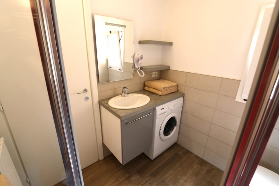 Basic Apartment, 1 Bedroom | Bathroom amenities | Shower, hair dryer, bidet, towels