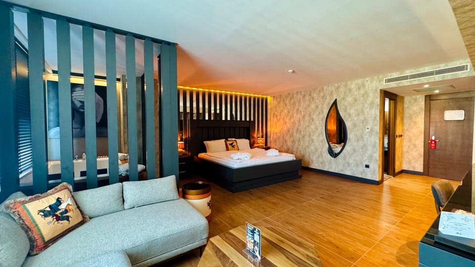 Deluxe Studio Suite | Premium bedding, minibar, in-room safe, desk