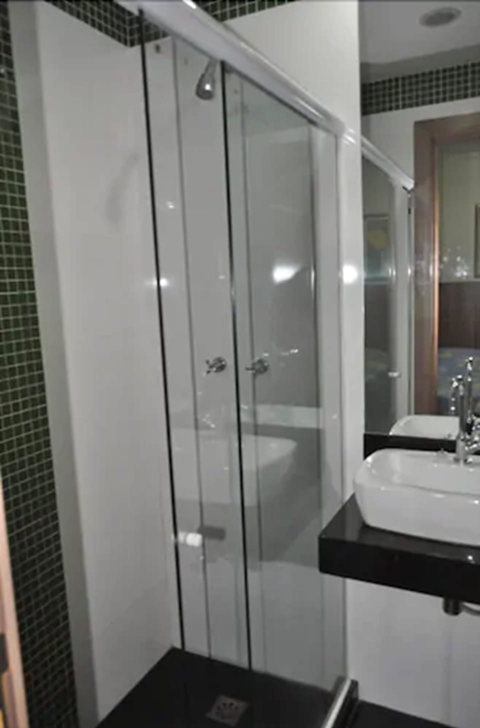 Standard Quadruple Room | Bathroom | Shower, towels, soap, shampoo