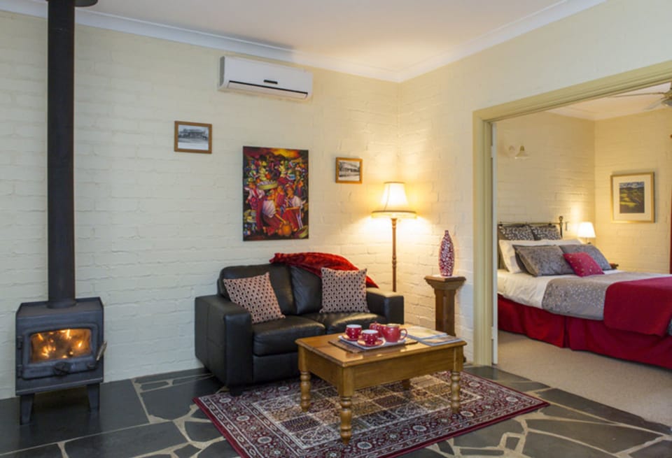 Classic Cottage | Living room | Flat-screen TV, fireplace, DVD player, pay movies