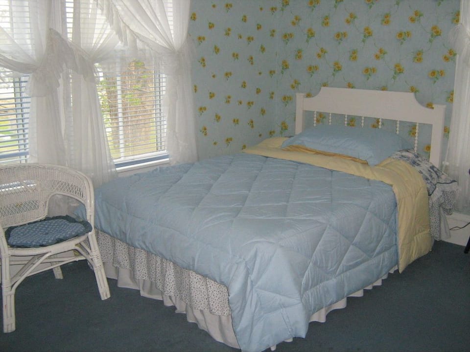 Desk, iron/ironing board (on request), WiFi (free), bed sheets