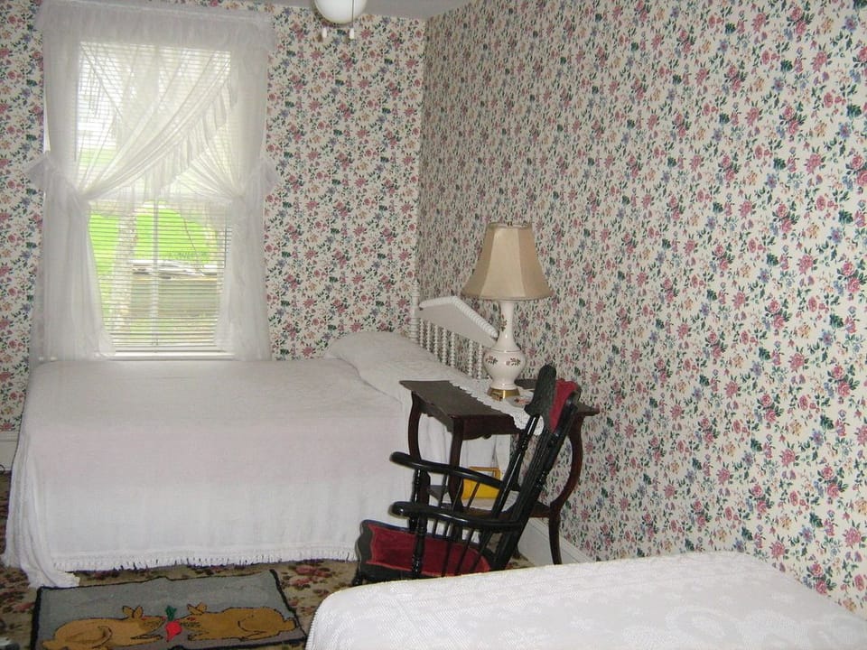 Desk, iron/ironing board (on request), WiFi (free), bed sheets