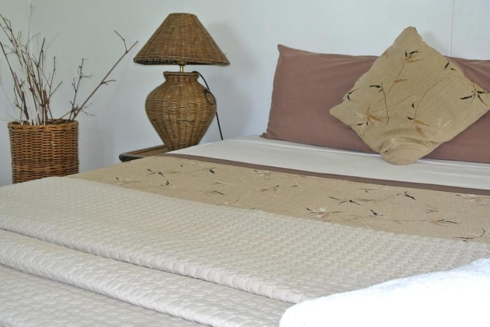 Deluxe Room, Garden View | 1 bedroom, desk, iron/ironing board (on request), bed sheets