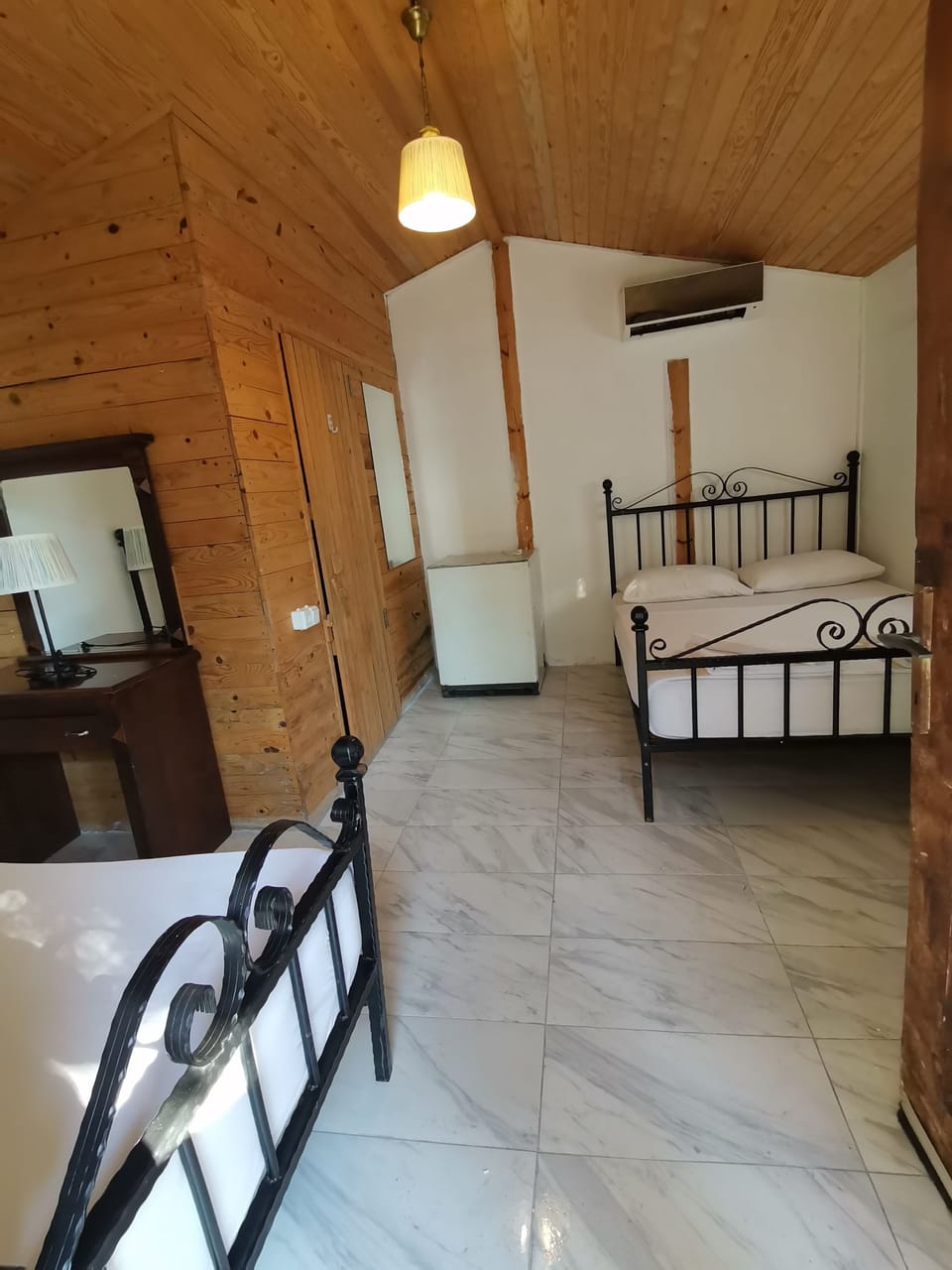 Desk, free cribs/infant beds, free WiFi, bed sheets