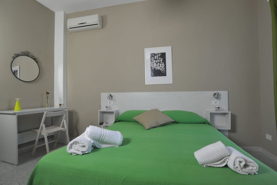 Desk, soundproofing, cribs/infant beds, free WiFi