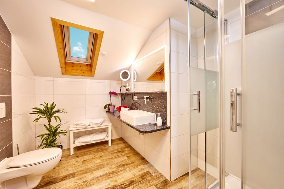 Superior Double Room, Mountain View, Mountainside | Bathroom | Hair dryer, towels