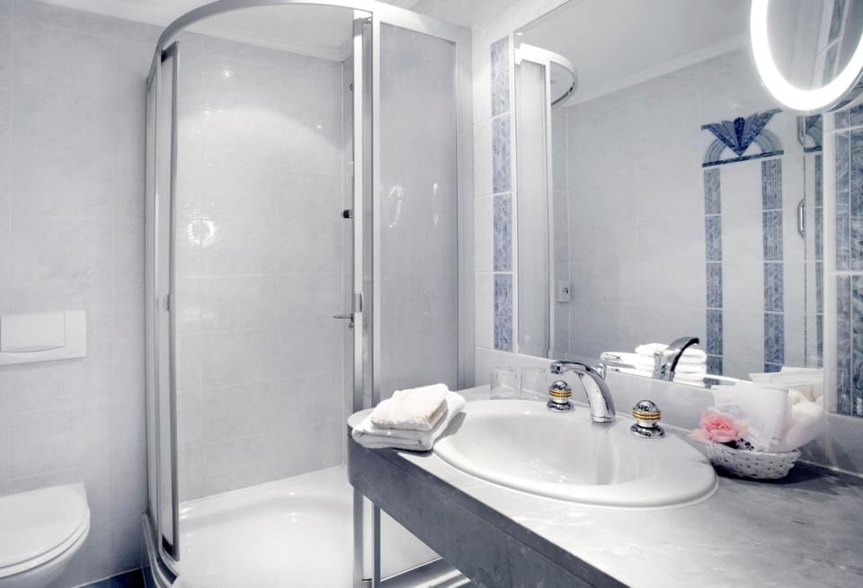 Bathtub, free toiletries, hair dryer