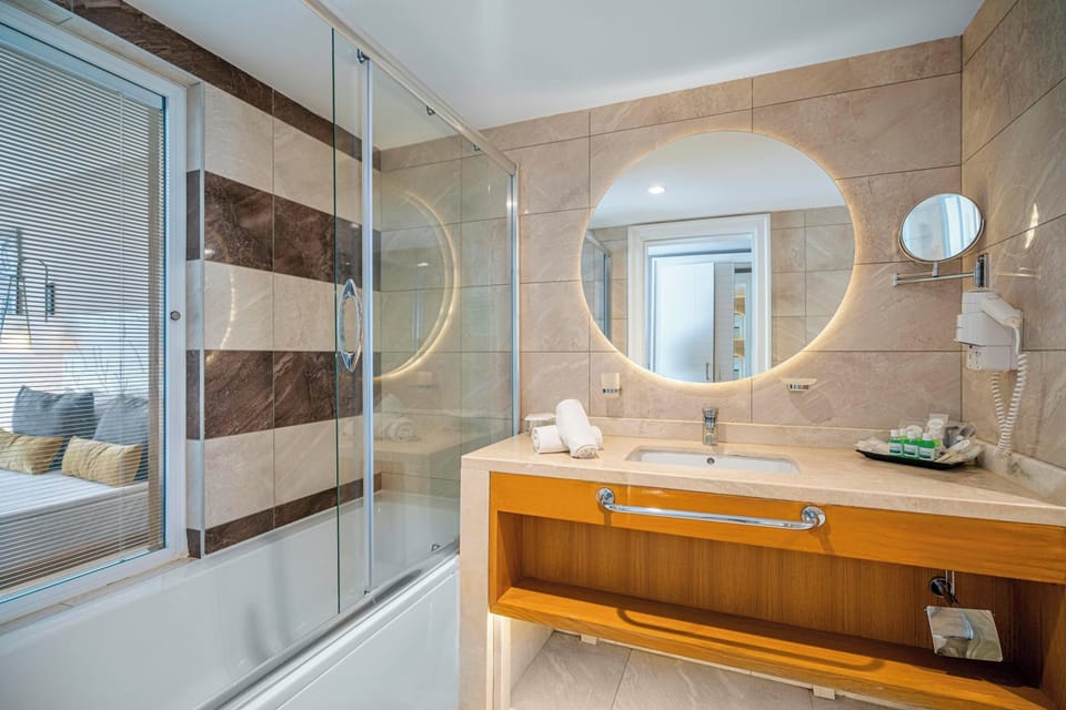 Shower, hydromassage showerhead, free toiletries, hair dryer