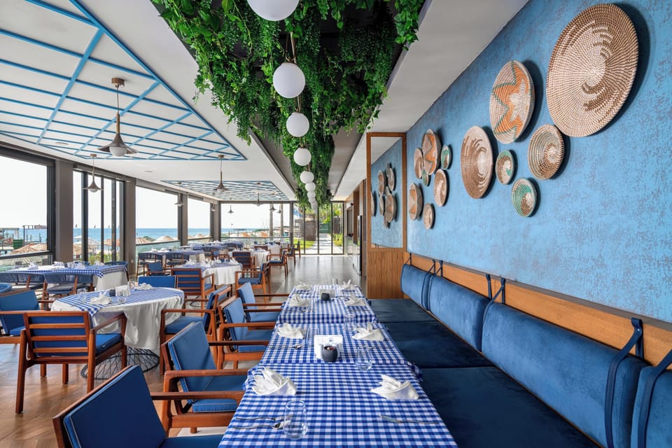 6 restaurants; breakfast, lunch, and dinner served