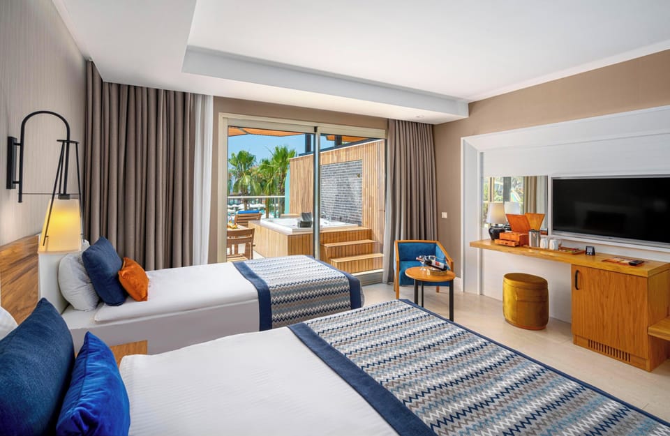 Deluxe Room, Jetted Tub, Sea View | Minibar, soundproofing, free cribs/infant beds, free WiFi