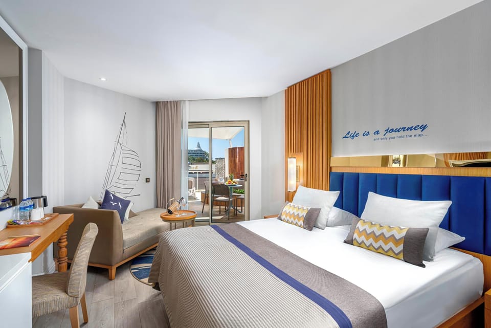 Standard Room, Jetted Tub, Pool View | Minibar, soundproofing, free cribs/infant beds, free WiFi