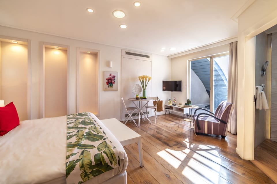 Deluxe Double or Twin Room, Balcony | In-room safe, individually decorated, individually furnished, desk