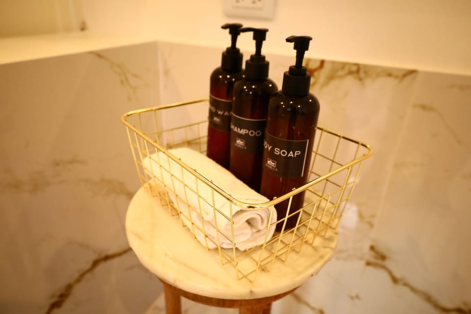 Deluxe Double Room, 1 Queen Bed | Bathroom | Shower, free toiletries, hair dryer, towels