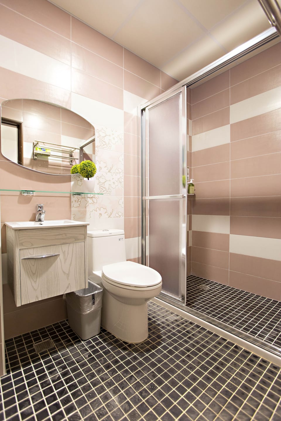 Quadruple Room | Bathroom | Shower, free toiletries, hair dryer, slippers