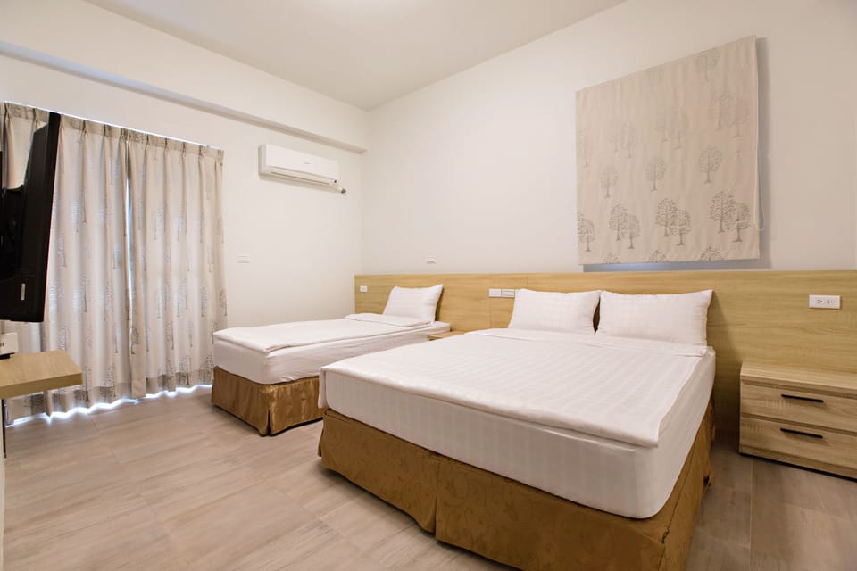Triple Room | 1 bedroom, desk, blackout drapes, free WiFi