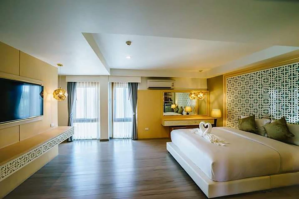 Junior Suite | In-room safe, desk, blackout drapes, iron/ironing board (on request)