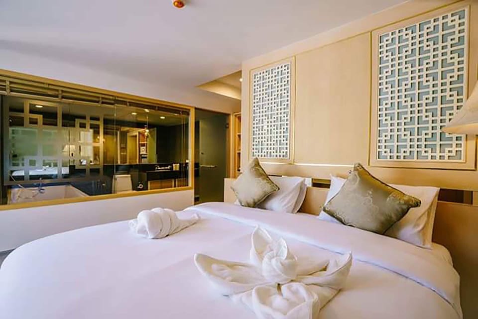 Grand Deluxe Room | In-room safe, desk, blackout drapes, iron/ironing board (on request)