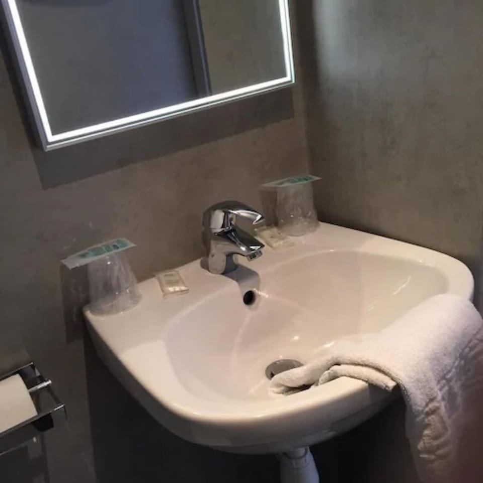 Bathroom sink