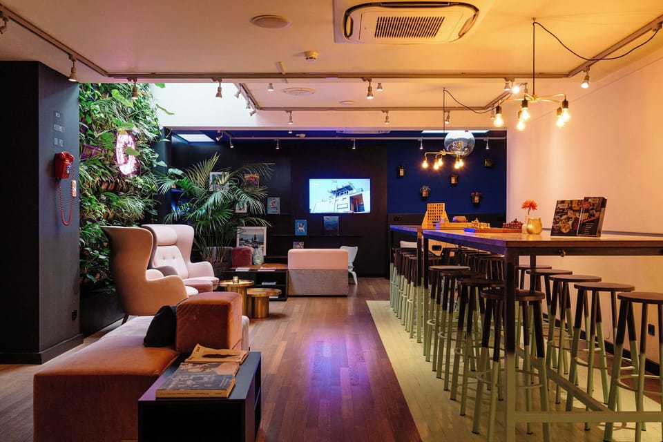Lobby lounge