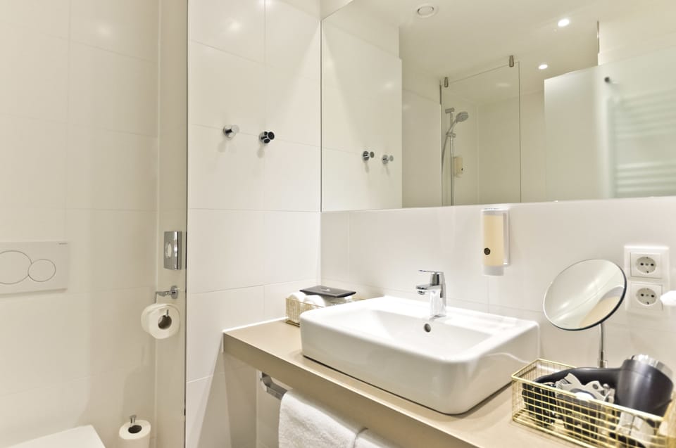 Shower, free toiletries, hair dryer, towels