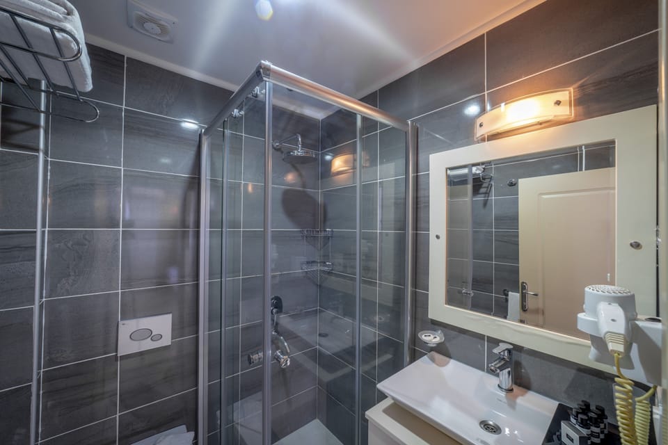 Superior Room | Bathroom | Shower, free toiletries, hair dryer, slippers