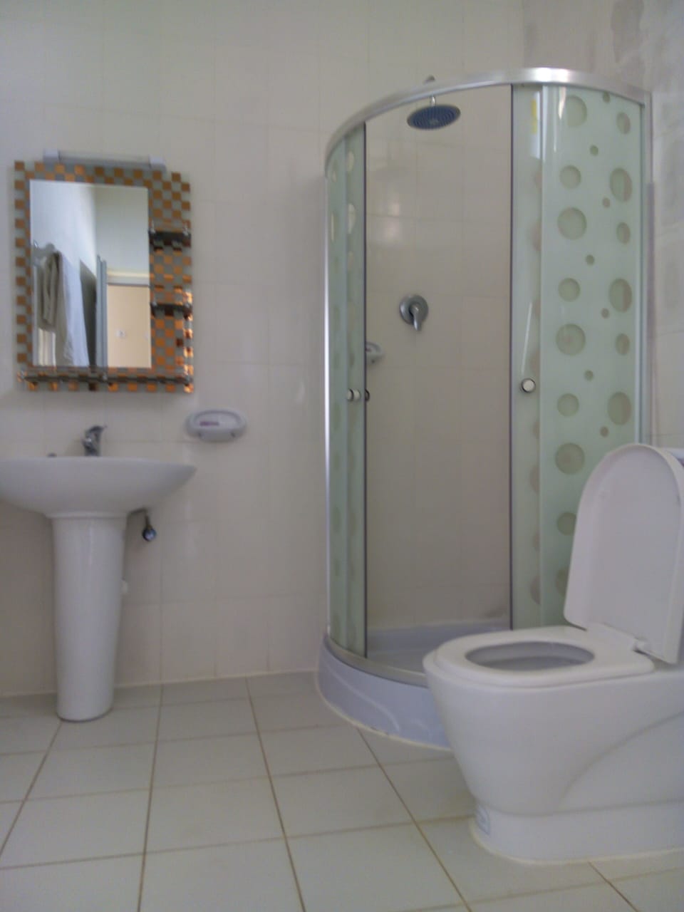 Shower, rainfall showerhead, free toiletries, hair dryer