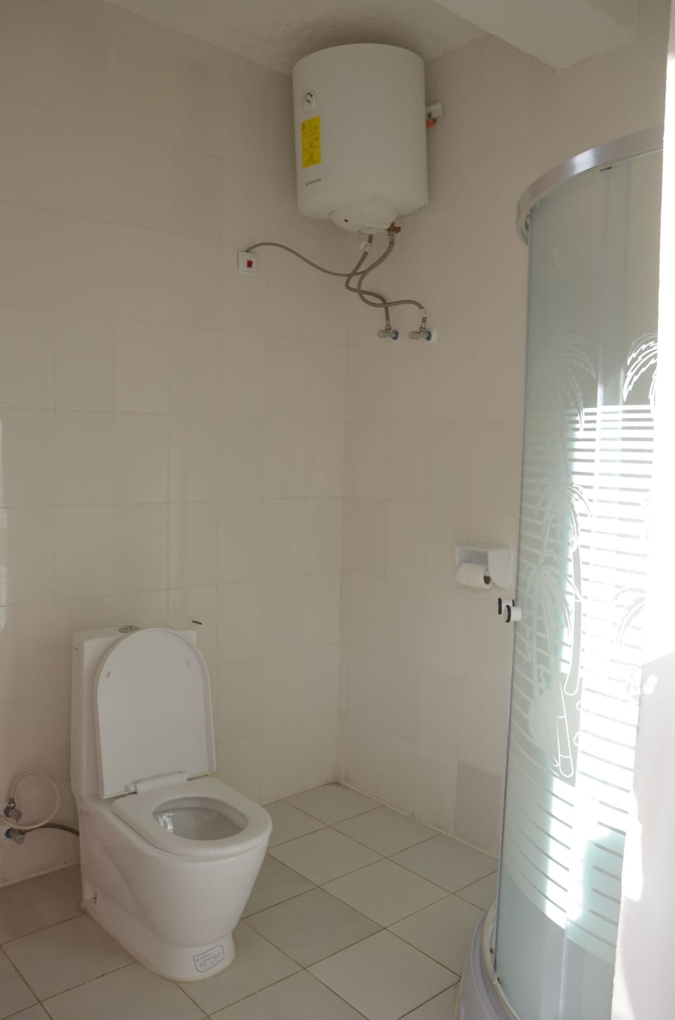 Shower, rainfall showerhead, free toiletries, hair dryer