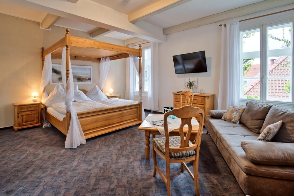 Premium bedding, pillowtop beds, desk, free cribs/infant beds
